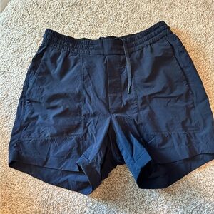 Men’s 6 inch bowline shorts, size medium